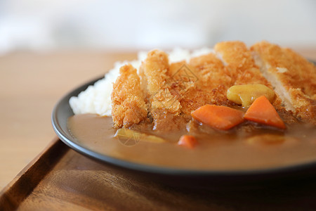 咖喱大米 鸡肉炒猪头松日食 木制面条油炸盘子烹饪食物餐厅胡椒猪肉午餐萝卜美味图片