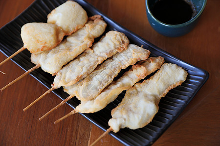 木桌炒日本人寿司猪肉烹饪生活派对午餐食物烤串柠檬盘子美食图片