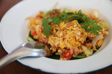 北泰国食物 炸发酸猪肉和鸡蛋油炸街道发酵蔬菜午餐烹饪香料胡椒香肠盘子图片