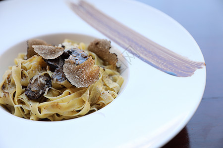 意大利食品 木本底有黑松露的意大利面粉奢华盘子叶子块茎食物奶油沙拉面条食谱饮食图片