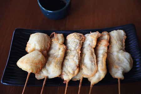 木桌炒日本人寿司猪肉油炸派对生活美食烤串食物柠檬烹饪盘子图片