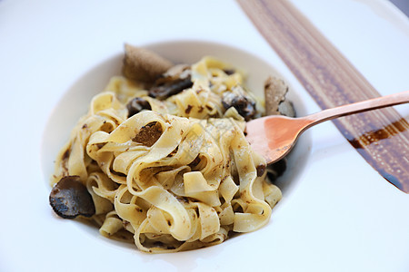意大利食品 木本底有黑松露的意大利面粉午餐奢华叶子食谱沙拉块茎木头盘子桌子饮食图片