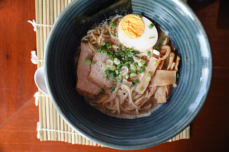 拉门日本面条汤 加炒猪蛋海草午餐肉丸猪肉烹饪面条肉汤筷子蔬菜洋葱豆腐图片