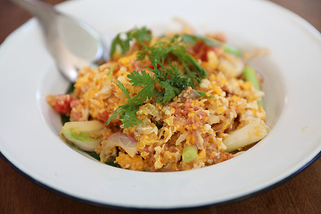 北泰国食物 炸发酸猪肉和鸡蛋盘子发酵辣椒街道油炸烹饪香料美食蔬菜食物图片