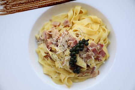 意大利食品 培根和芝士加意大利食品餐厅熏肉香菜面条香料奶油食物桌子猪肉食谱图片