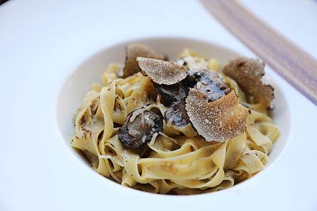 意大利食品 木本底有黑松露的意大利面粉蔬菜奢华面条美食叶子盘子食谱块茎奶油午餐图片