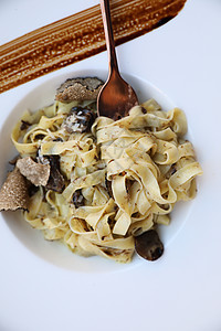 意大利食品 木本底有黑松露的意大利面粉桌子饮食块茎美食盘子食谱面条叶子午餐沙拉图片
