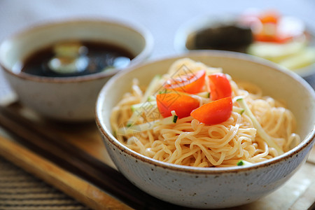 寒冷的面条日本食品风格午餐黄瓜白萝卜烹饪竹子盘子冷藏食物筷子大豆图片