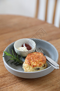 加奶油和草莓果酱早餐蛋糕饼干面包小吃包子糕点食物浆果桌子图片