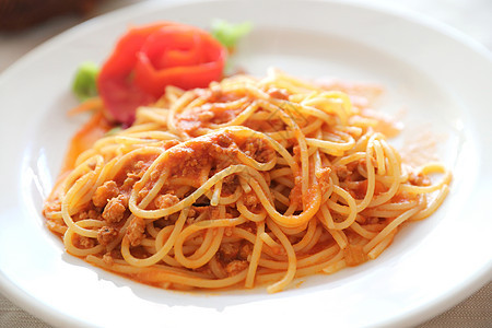 番茄酱加奶酪面条的意大利面香肠盘子菜单叶子美食牛肉烹饪餐厅食物午餐蔬菜图片