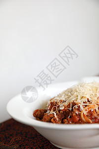番茄酱加奶酪面条的意大利面香肠食物餐厅菜单牛肉午餐叶子草本植物盘子烹饪美食图片