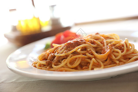 番茄酱加奶酪面条的意大利面香肠草本植物美食盘子餐厅叶子食物烹饪牛肉午餐菜单图片