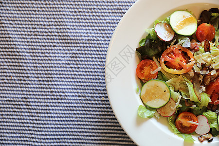 餐桌上新鲜沙拉健康食品饮食叶子菠菜营养美食食物洋葱餐厅蔬菜盘子图片