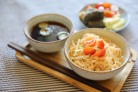 寒冷的面条日本食品风格盘子午餐黄瓜美食白萝卜筷子竹子蔬菜冷藏大豆图片
