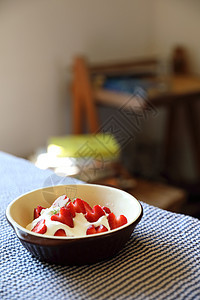 餐桌上甜点上加奶油的草莓叶子牛奶木头浆果水果薄荷盘子食物奶制品饼干图片