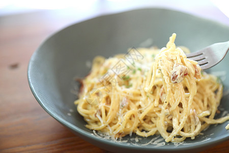 意粉 Carbonara 意大利美食猪肉盘子香菜食谱奶油胡椒午餐餐厅桌子食物图片