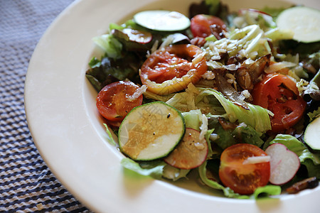 餐桌上新鲜沙拉健康食品盘子午餐小吃叶子饮食美食食物胡椒菠菜餐厅图片