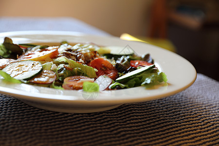 餐桌上新鲜沙拉健康食品菠菜食物烹饪小吃洋葱美食叶子餐厅饮食午餐图片