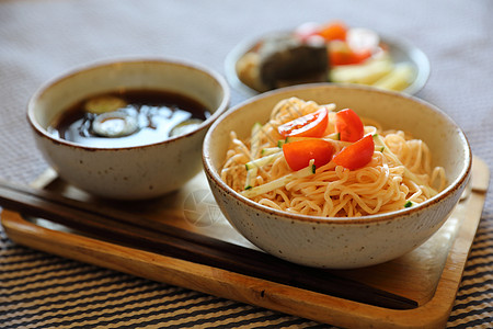 寒冷的面条日本食品风格黄瓜盘子食物大豆竹子冷藏午餐筷子白萝卜别府图片