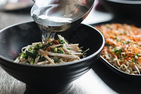 中国面汤 传统中国菜紧紧贴近美食蔬菜食物白色午餐饮食拉面肉汤牛肉盘子图片