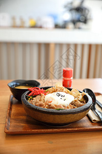 日本食物 京登日本牛肉 在大米碗上煮炒牛肉 加鸡蛋文化美食筷子大学营养教师烹饪桌子洋葱午餐图片