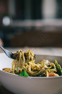 佩斯托意大利面面条和沙丁鱼 在强烈对比的意大利菜中健康美味盘子香料美食午餐香蒜烹饪蔬菜食物图片