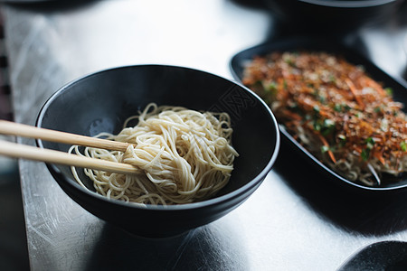 中国面汤 传统中国菜紧紧贴近牛肉肉汤拉面午餐美食蔬菜盘子食物饮食白色图片