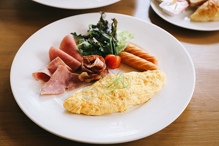 早餐套餐煎蛋饼 香肠培根和沙拉蔬菜烹饪油炸草药食物美食火腿桌子香菜饮食图片