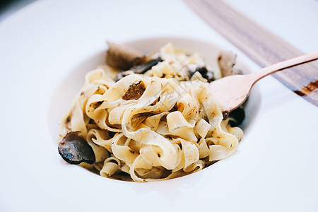 意大利食品 木本底有黑松露的意大利面粉食谱食物美食沙拉桌子蔬菜木头盘子奢华午餐图片