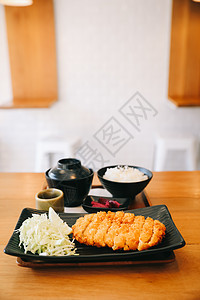 松松炒猪肉菜 木桌加饭和汤面包屑油炸盘子文化食物腰部烹饪餐厅午餐美食图片