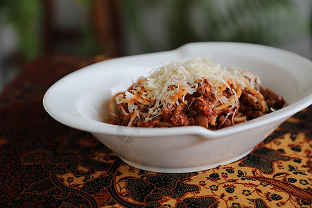 番茄酱加奶酪面条的意大利面香肠美食叶子食物烹饪菜单餐厅牛肉蔬菜盘子午餐图片