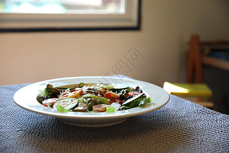 餐桌上新鲜沙拉健康食品洋葱叶子烹饪饮食食物餐厅小吃美食盘子蔬菜图片