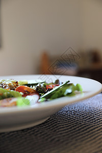 餐桌上新鲜沙拉健康食品烹饪洋葱黄瓜盘子营养胡椒小吃菠菜餐厅乳酪图片