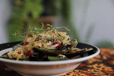 白酒开胃菜 意大利食品平底锅煮沸贝类蓝色香菜盘子乡村午餐海鲜食物图片