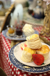 甜点加果酱和茶叶水果奶油浆果杯子早餐时间包子鞭打乡村面包图片