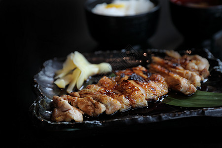 日式意大利菜 鸡田鸡和大米蔬菜木头盘子烹饪食物小吃炙烤教师油炸大豆图片