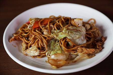 Yakisoba 炸面日本风格烹饪油炸菜单蔬菜面条盘子食物餐厅美食筷子图片