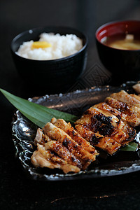 日式意大利菜 鸡田鸡和大米盘子大学油炸食物美食沙拉大豆教师木头炙烤图片