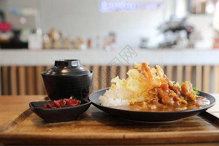 日本咖喱大米 日日食炒虾盘子辣椒青菜美食草药午餐食物洋葱油炸对虾图片