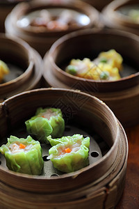 Dim sum 蒸汽在木篮子中国食品中排挤午餐烹饪美食点心饺子盘子水饺小吃饮茶竹子图片