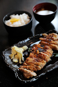 日式意大利菜 鸡田鸡和大米蔬菜烹饪餐厅食物午餐沙拉大豆教师木头盘子图片