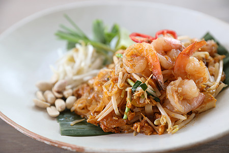 泰国食用泥薯炸面和虾 当地食物柠檬午餐美食面条蔬菜街道豆芽服务花生软垫图片
