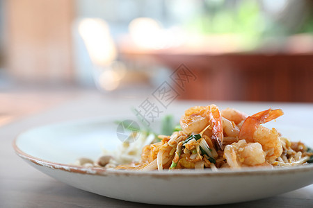 泰国食用泥薯炸面和虾 当地食物烹饪盘子花生面条美食街道蔬菜油炸豆芽午餐图片