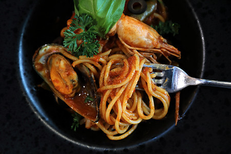 意大利面条加海鲜和番茄酱蔬菜餐厅香菜饮食桌子营养美食食物午餐盘子图片
