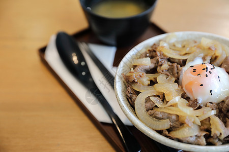 日本牛肉在大米碗上 日本菜桌子文化美食食物洋葱营养菜单盘子烹饪蔬菜图片