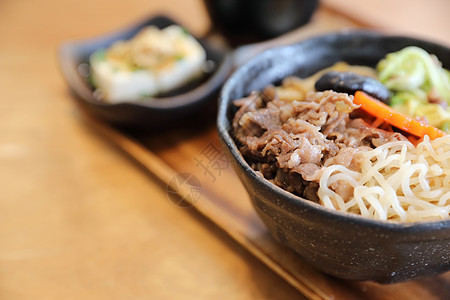 热锅炖菜和日本大米 b食物餐厅桌子牛肉豆腐午餐盘子教师烹饪洋葱图片