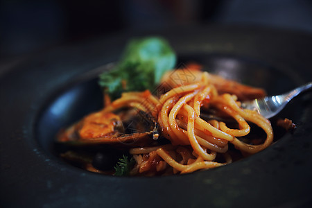 意大利面条加海鲜和番茄酱食物蔬菜贝类盘子桌子饮食午餐油炸餐厅营养图片