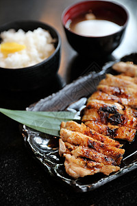 日式意大利菜 鸡田鸡和大米木头油炸食物美食大学盘子烹饪沙拉蔬菜炙烤图片