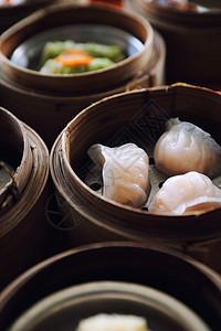 Dim sum 蒸汽在木篮子中国食品中排挤午餐食物汽船水饺小吃竹子盘子餐厅美食文化图片