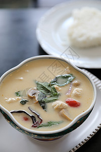 鸡肉和大米 传统泰国食品的椰子奶汤美食文化草本植物热带午餐柠檬辣椒食物蔬菜香料图片